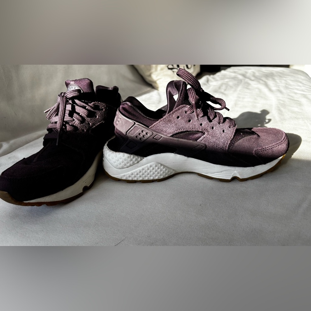 Nike Women’s Air Huarache Run - Mahogany 
Size 7